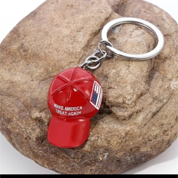 MAGA keychain Make America great again Red Cap keychain Trump 2024 - Picture 1 of 4